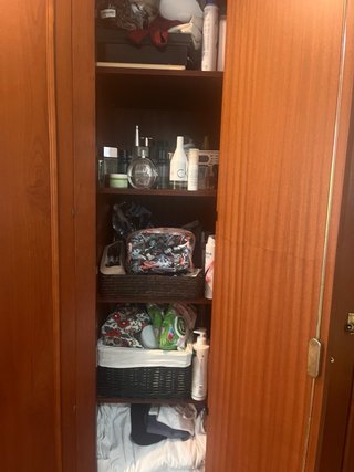 Armario clásico de madera dormitorio