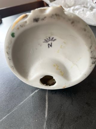 Statuetta anziana con cesto e frutta