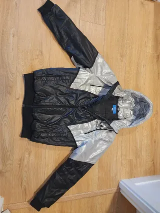 Abrigo Adidas Tulipan Plateado y Negro