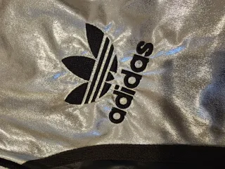 Abrigo Adidas Tulipan Plateado y Negro