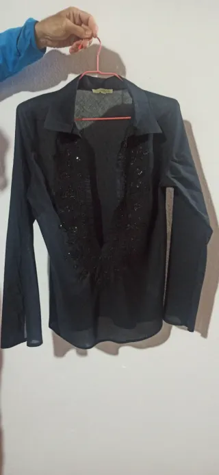 Blusa negra con pedrería