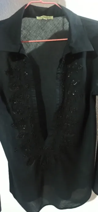 Blusa negra con pedrería