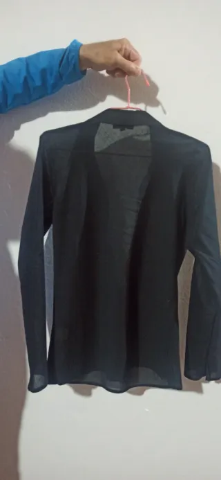 Blusa negra con pedrería