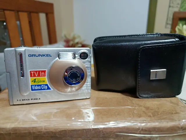 Cámara Digital GRUNKEL Plata con Funda Negra