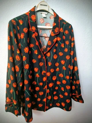 Traje de pantalón negro y rojo de flores.