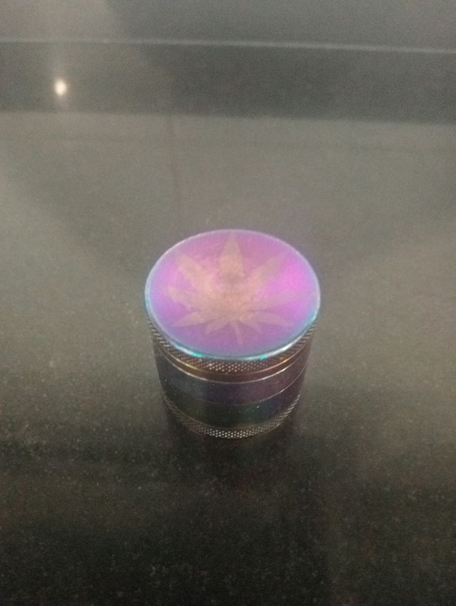 Picador de hierbas metálico