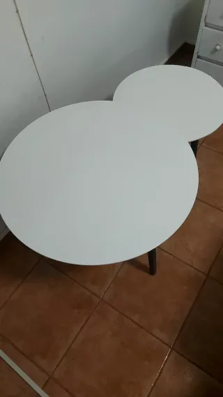 Tavoli rotondi di decorazione, bianchi e grigi