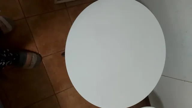 Mesas redondas de decoração, brancas e cinzas