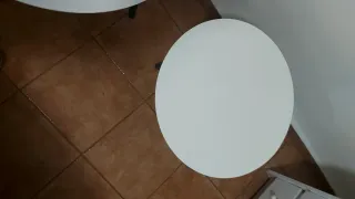 Tavoli rotondi di decorazione, bianchi e grigi