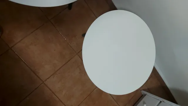 Mesas redondas de decoração, brancas e cinzas