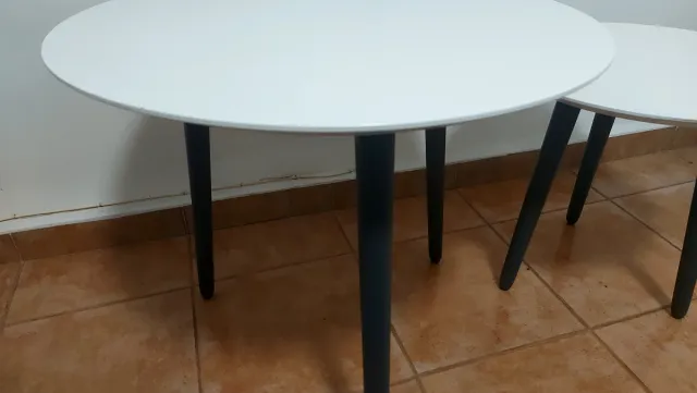 Mesas redondas de decoração, brancas e cinzas