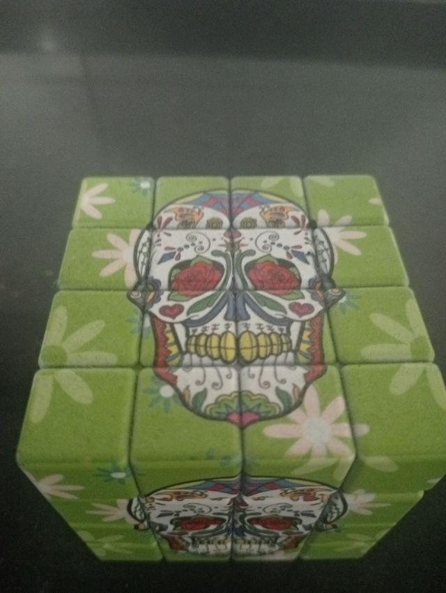Picadora de hierba verde con calaveras
