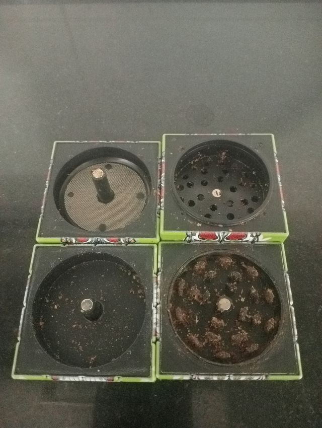 Picadora de hierba verde con calaveras