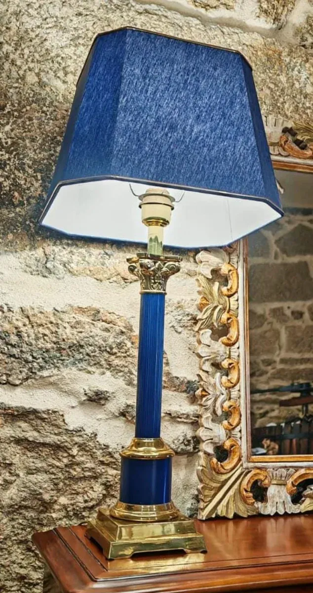 Lámpara de mesa azul y dorada