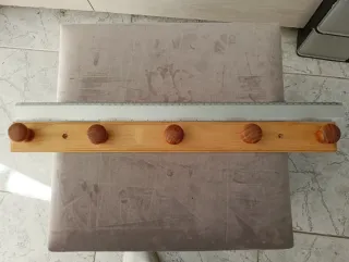 Percheros de madera y metal