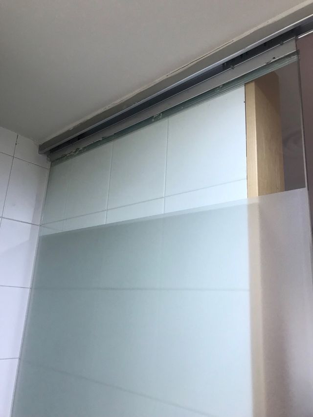 Puerta corredera interior con cristal,incluye guía