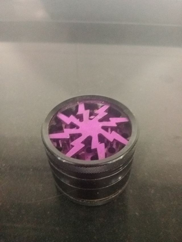 Picadora de hierba morada con diseño