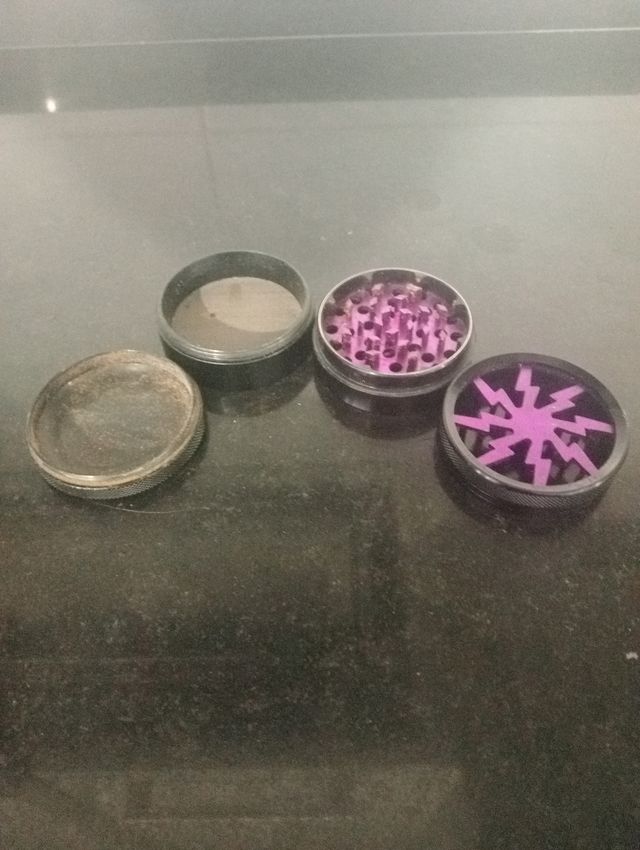 Picadora de hierba morada con diseño