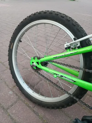 Bicicleta infantil verde y negra