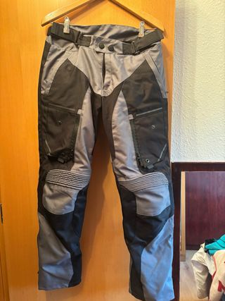 Pantalón de moto gris y negro