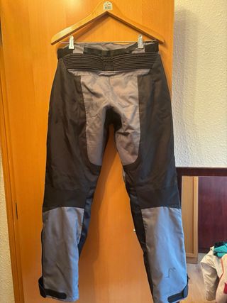 Pantalón de moto gris y negro