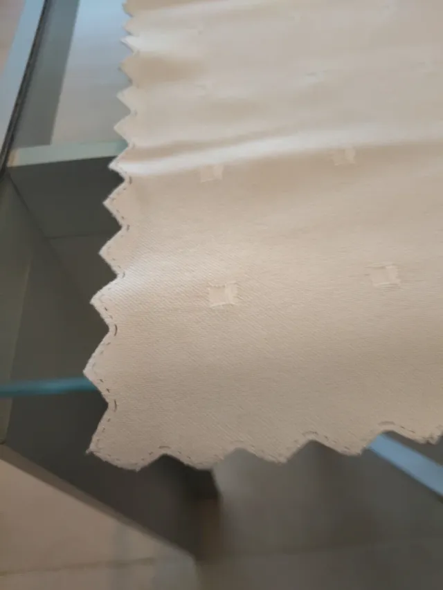 Servilleta de tela blanca con diseño