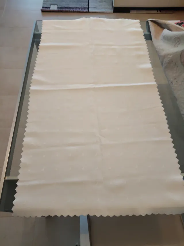 Servilleta de tela blanca con diseño