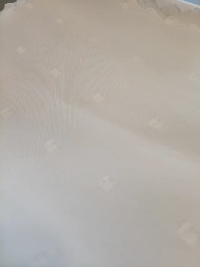 Servilleta de tela blanca con diseño