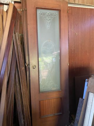 Puerta de madera con cristal esmerilado