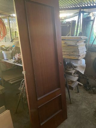 Puerta de madera con cristal esmerilado