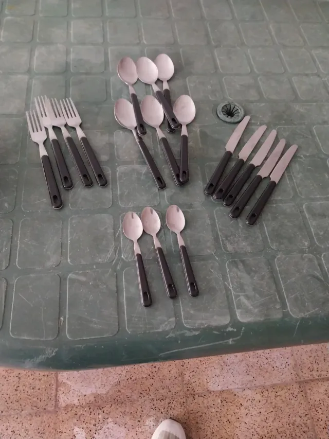 12 Cucchiai di Metallo e Plastica