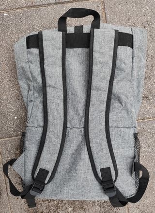 Mochila gris multifuncional