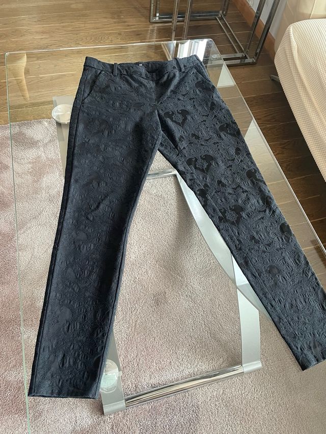 Pantalón H&M negro estampado