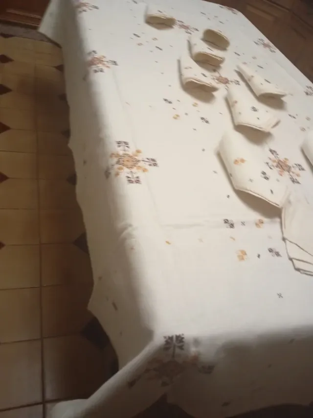 Mantelería bordada a mano Lagartera Lino