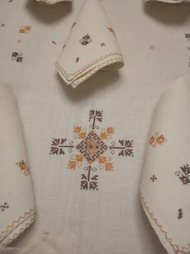 Mantelería bordada a mano Lagartera Lino