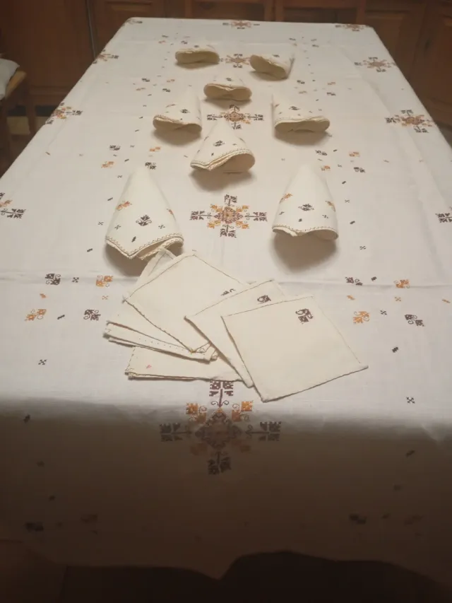 Mantelería bordada a mano Lagartera Lino