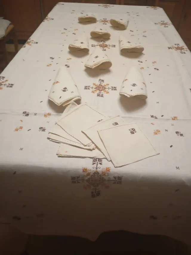 Mantelería bordada a mano Lagartera Lino