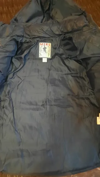 Chaqueta plumífero azul marino con capucha