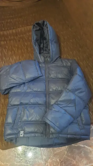 Chaqueta plumífero azul marino con capucha