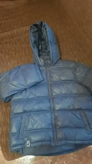 Chaqueta plumífero azul marino con capucha