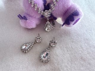 Collar y pendientes de diamantes