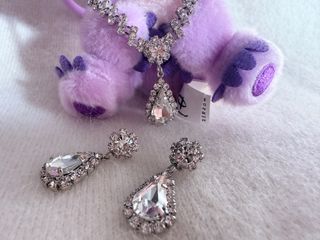 Collar y pendientes de diamantes