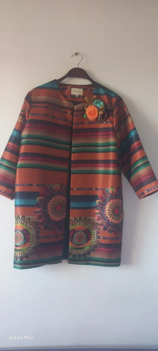 Elegante abrigo multicolor con estampado