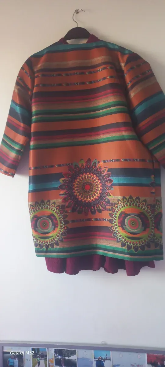 Elegante abrigo multicolor con estampado