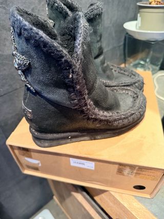 Botas MOU negras con estrellas talla 37