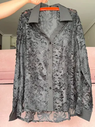 Camisa negra de encaje con botones