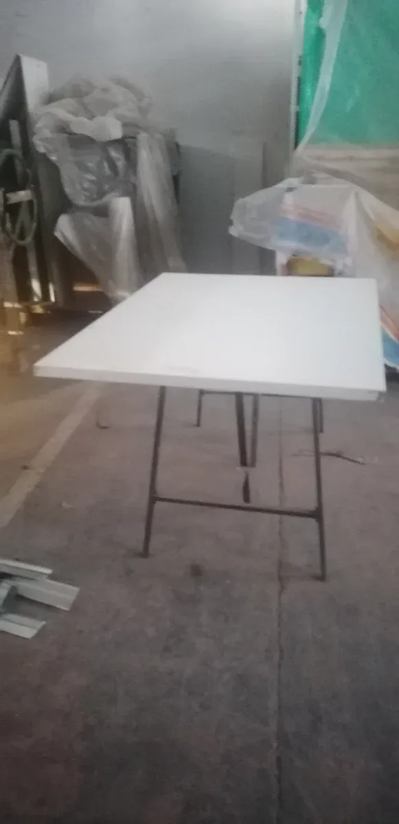 Mesa blanca de madera y metal