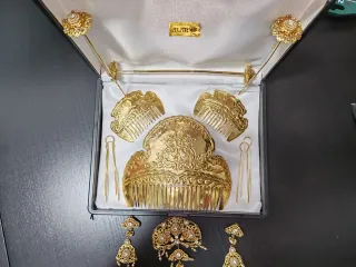 Aderezo y peinetas doradas fallera niña