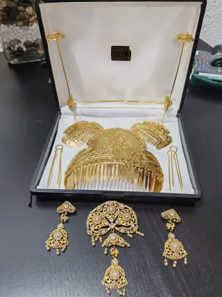 Aderezo y peinetas doradas fallera niña