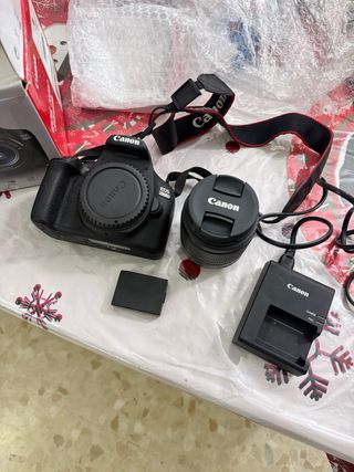 Fotocamera Canon EOS 2000D + Obiettivo
